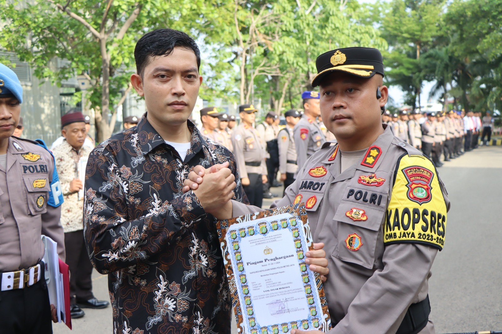 polres-kepulauan-seribu-berikan-penghargaan-kepada-personel-berprestasi-dalam-upacara-di-mako-polres-kepulauan-seribu.