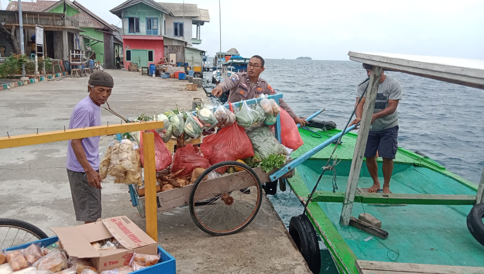 kanit-bimas-polsek-kepulauan-seribu-utara-dan-tunjukkan-kehumanisan,-bantu-pedagang-sayuran-di-pulau-panggang