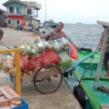 kanit-bimas-polsek-kepulauan-seribu-utara-dan-tunjukkan-kehumanisan,-bantu-pedagang-sayuran-di-pulau-panggang