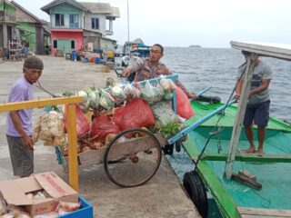 Kanit Bimas Polsek Kepulauan Seribu Utara dan Tunjukkan Kehumanisan, Bantu Pedagang Sayuran di Pulau Panggang