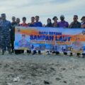 jaga-kelestarian-pantai,-satpolairut-gelar-sapu-bersih-sampah-laut