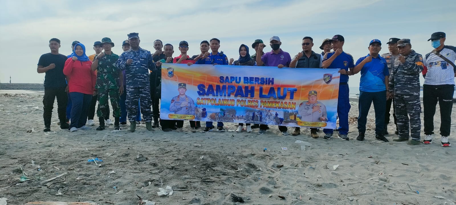 jaga-kelestarian-pantai,-satpolairut-gelar-sapu-bersih-sampah-laut