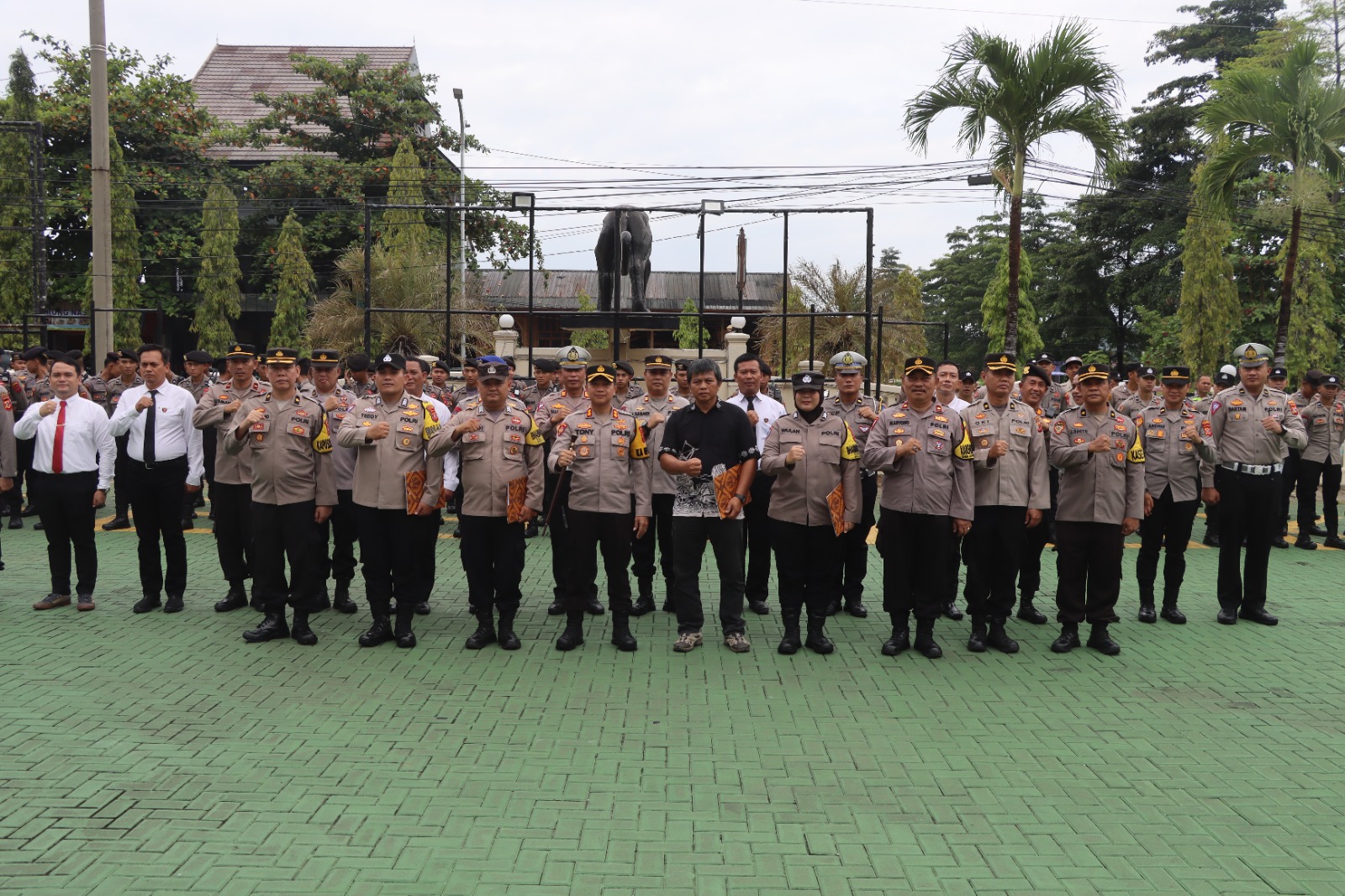 bhabinkamtibmas-dan-warga-yang-berdedikasi-dalam-penanggulangan-bencana-tanah-longsor-dapatkan-penghargaan-dari-kapolres-sukabumi