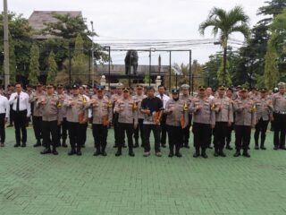 bhabinkamtibmas-dan-warga-yang-berdedikasi-dalam-penanggulangan-bencana-tanah-longsor-dapatkan-penghargaan-dari-kapolres-sukabumi