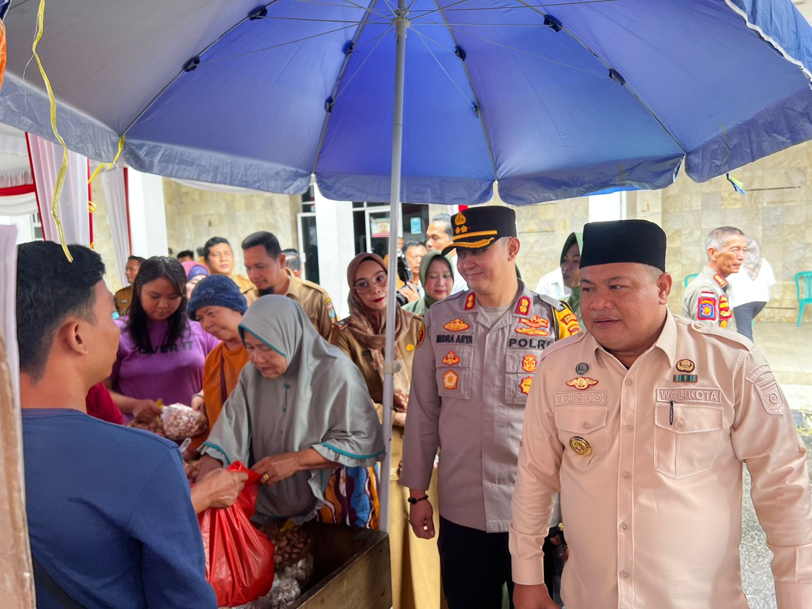 kapolres-akbp-indra-arya-yudha-dan-pj-walikota-lubuklinggau-h.trisko-defriyansa-mengecek-pasar-murah