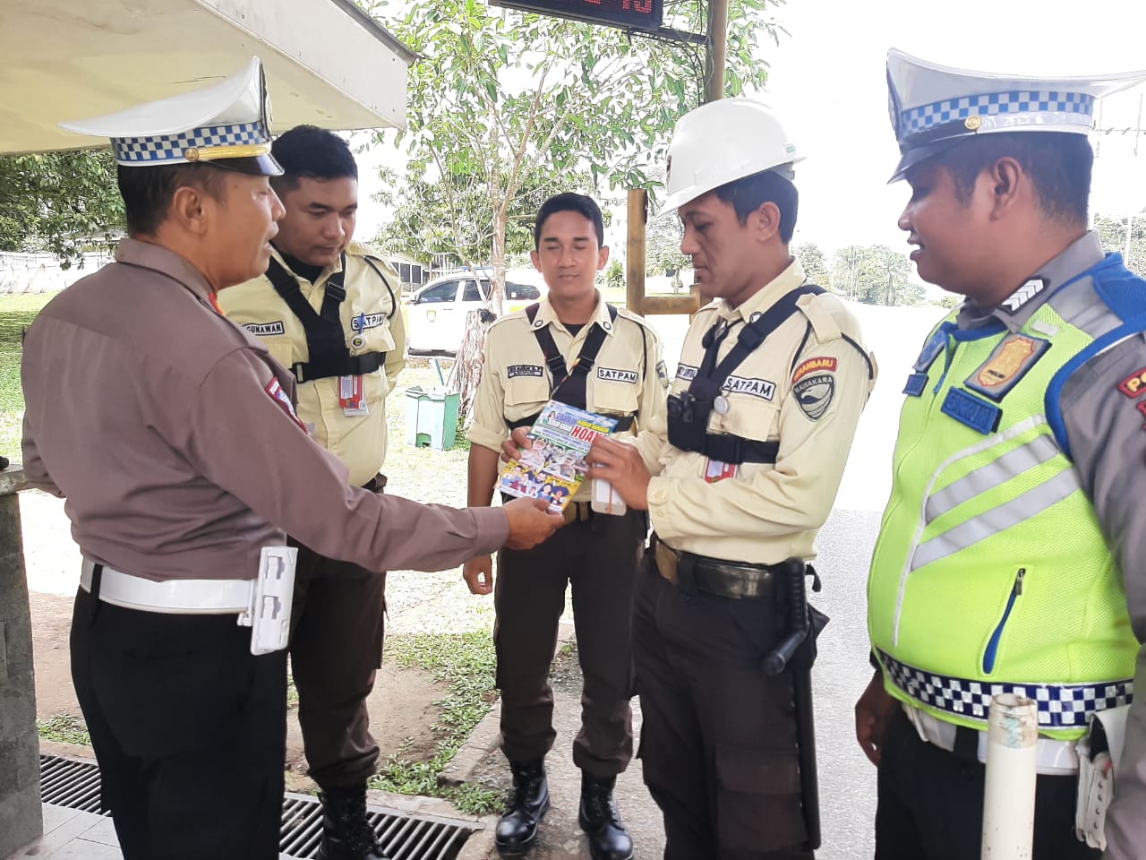 sembari-patroli,-personil-subdit-gakkum-ditlantas-polda-riau-giat-cooling-system-guna-sukseskan-pemilu-2024