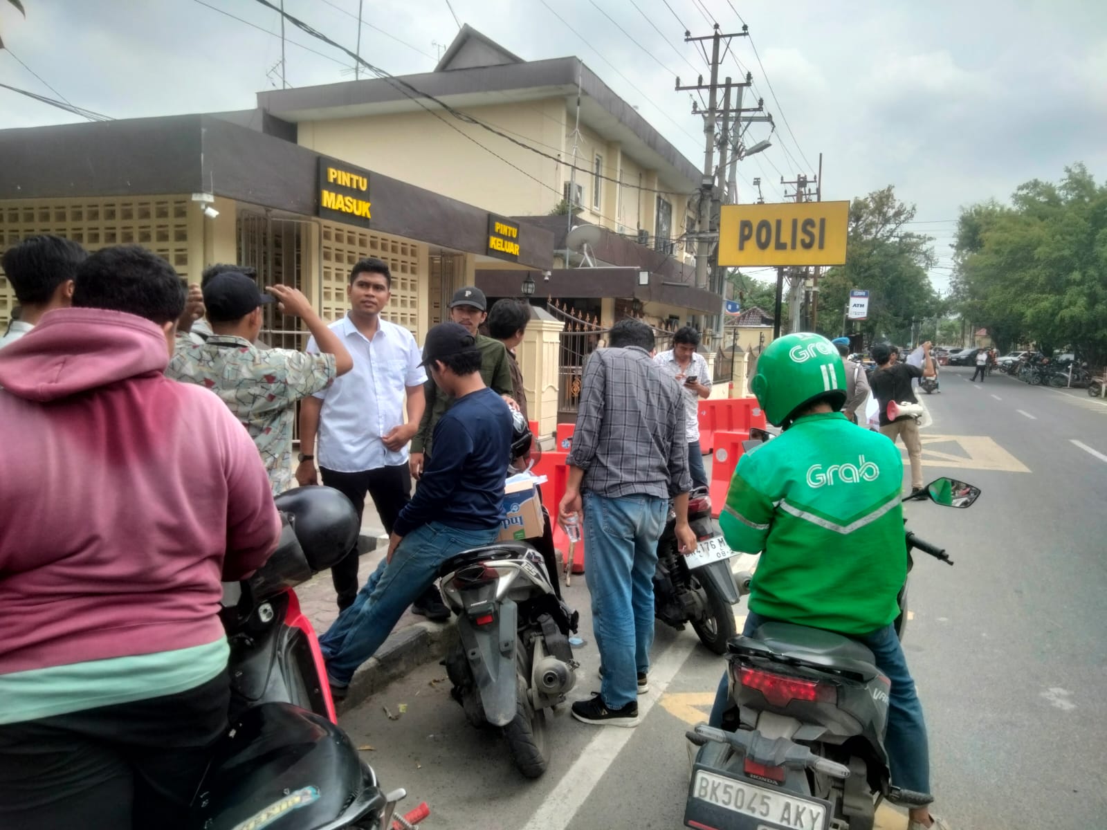 geruduk-mapolrestabes-medan,-badko-sumut-minta-polisi-usut-tuntas-kasus-korupsi-penelitian-dosen-ilmu-komunikasi-uinsu