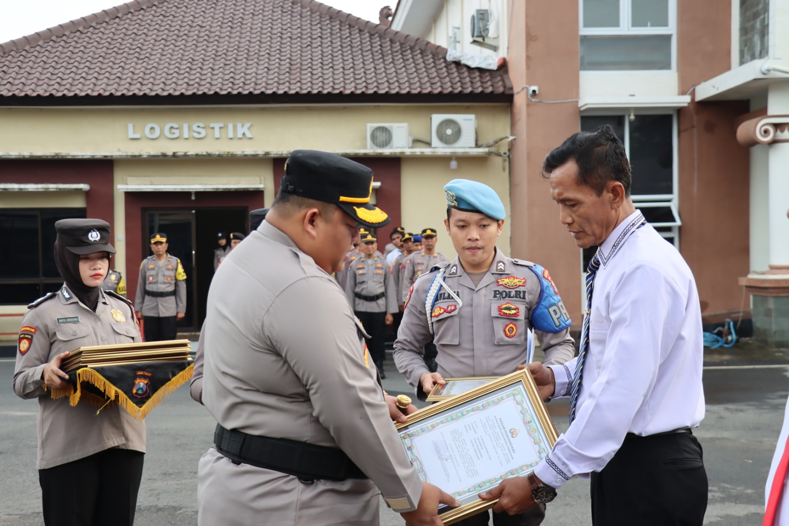 ungkap-kasus-narkoba-dengan-bb-2,38-kg-ganja,-kapolres-pamekasan-berikan-penghargaan-kepada-12-personil