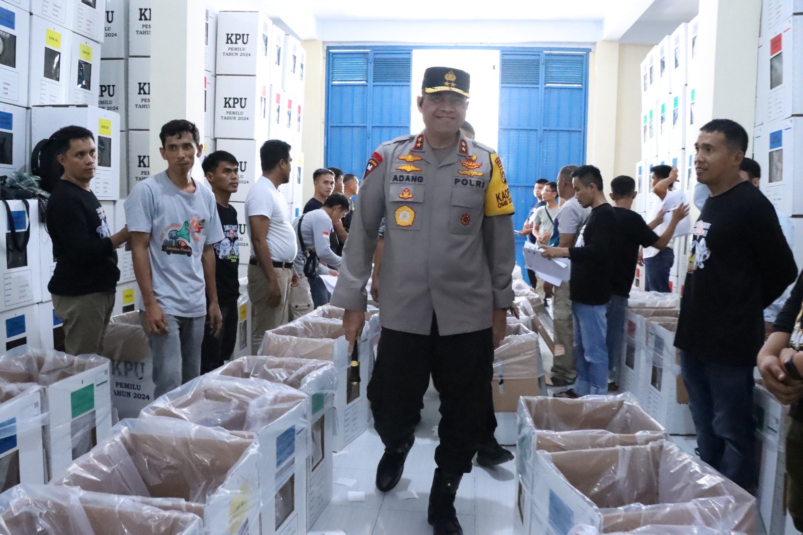 pastikan-logistik-pemilu-aman,-kapolda-sulbar-cek-gudang-kpu-di-majene