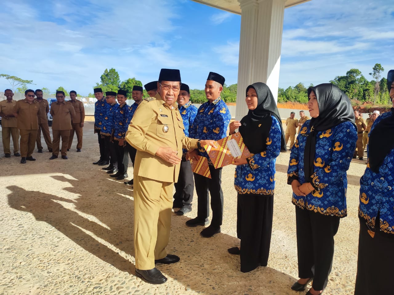 12-tenaga-pppk-teknis-formasi-terima-sk-dari-wakil-bupati-pulau-taliabu