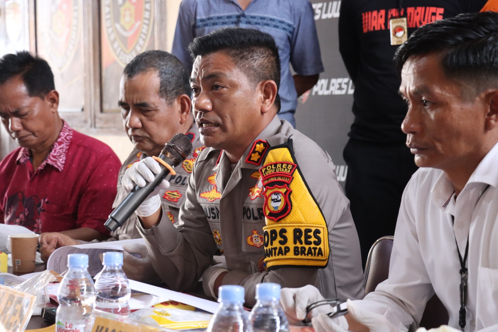 konfrensi-pers-perdana-awal-tahun-2024-satres-narkoba-polres-luwu-utara-ungkap-kurang-lebih-60-gram-sabu