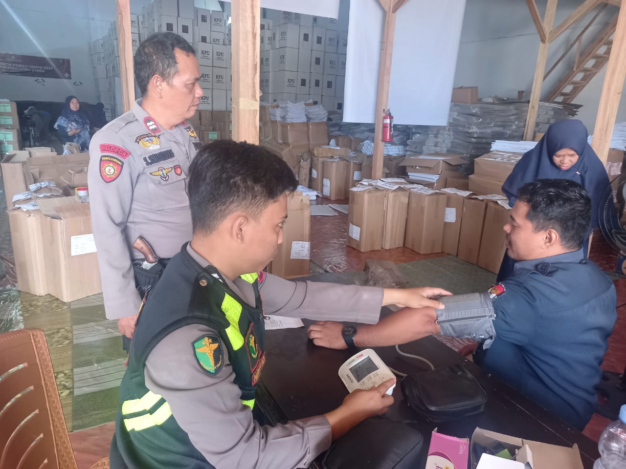 sie-dokkes-polres-luwu-utara-berperan-aktif-dalam-menjaga-kesehatan-personel-pengamanan-di-gudang-logistik-kpu-kabupaten-luwu-utara