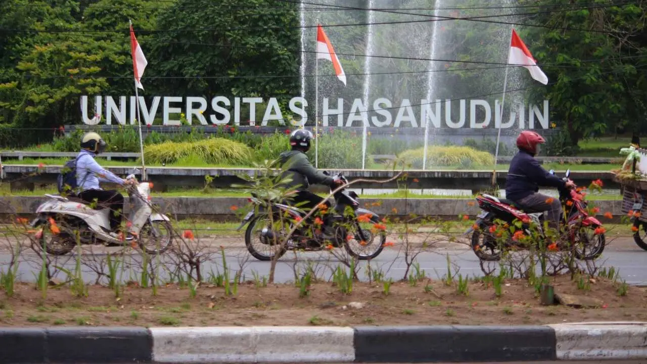 rektor-unhas-kukuhkan-tiga-profesor-baru-dari-fakultas-kedokteran-dan-fkm