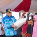 pj-gubernur-bahtiar-salurkan-bantuan-pangan-pemerintah-pusat-bagi-warga-miskin-di-takalar