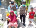bhabinkamtibmas-pulau-harapan-bantu-lansia-sakit-menuju-puskesmas-dengan-penuh-humanis