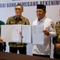 rups-bank-kalsel,-gubernur-kalsel-serahkan-dokumen-penyaluran-dbh-kabupaten/kota-se-kalsel