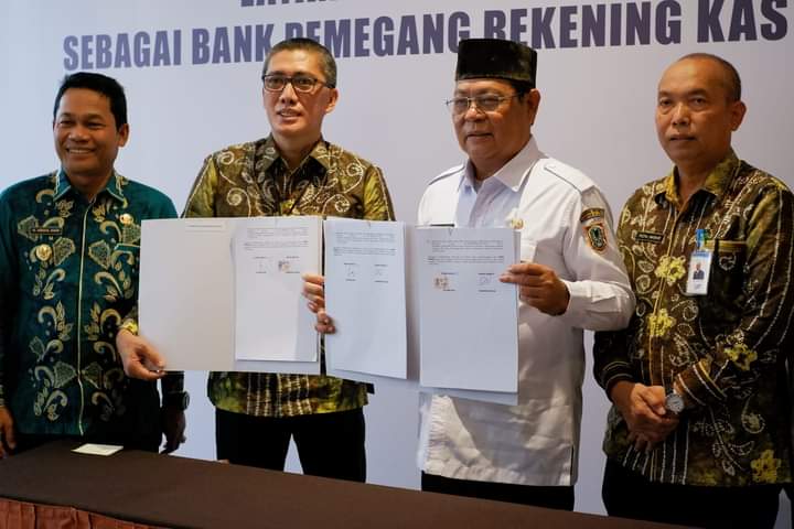 rups-bank-kalsel,-gubernur-kalsel-serahkan-dokumen-penyaluran-dbh-kabupaten/kota-se-kalsel