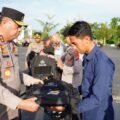 serahkan-perlengkapan-tugas-jelang-pengamanan-tps,-kapolda-sulbar-:-laksanakan-tugas-dengan-baik