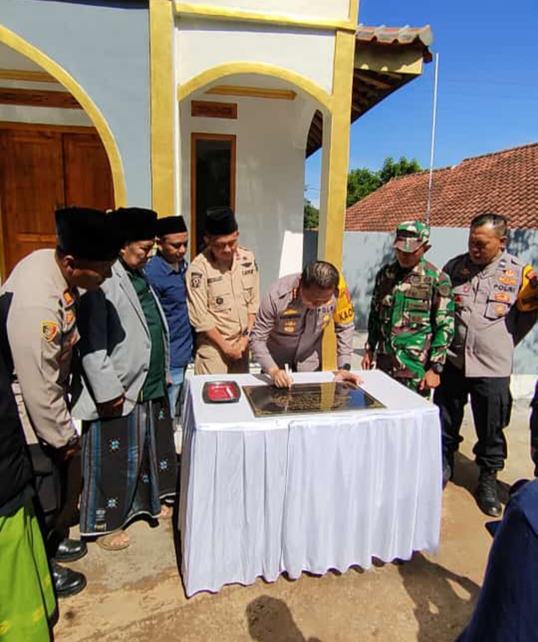 kepala-desa-ciluluk-berikan-apresiasi-atas-peresmian-bedah-mushola-al-hidayah