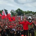 pdi-(partai-demokrasi-indonesia)-bersama-wenny-lumentut-meriakan-lapangan-koni-manado