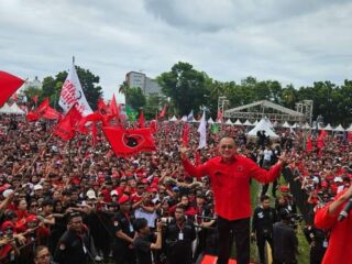pdi-(partai-demokrasi-indonesia)-bersama-wenny-lumentut-meriakan-lapangan-koni-manado
