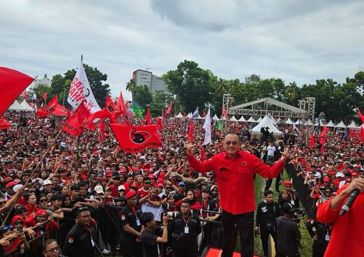 pdi-(partai-demokrasi-indonesia)-bersama-wenny-lumentut-meriakan-lapangan-koni-manado