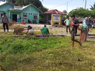 Sinergitas TNI-Polri dan Mahasiswa KKN Bersama Masyarakat Desa Pembuniang