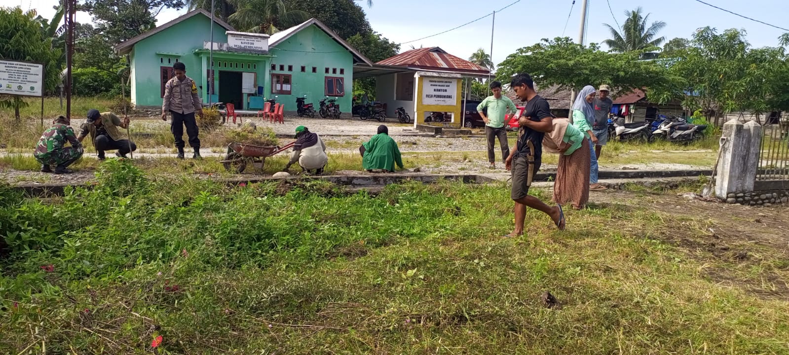 sinergitas-tni-polri-dan-mahasiswa-kkn-bersama-masyarakat-desa-pembuniang