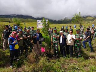 Meski Hujan Deras, Dandim 1615/Lotim Apresiasi Semangat 700 Personel Clean Up dan Reboisasi.