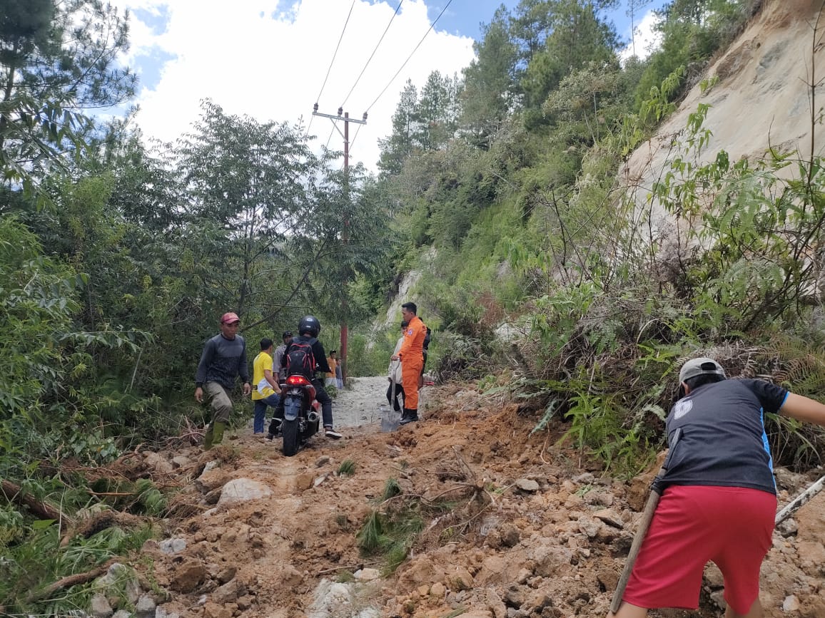 curah-hujan-tinggi-di-kecamatan-rongkong,-kabupaten-luwu-utara:-gotong-royong-bersama-masyarakat-mengatasi-material-longsor-di-jalan-poros