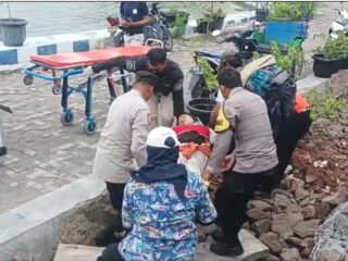 Polisi Humanis Bhabinkamtibmas Pulau Tidung Cepat Tanggap Selamatkan Penumpang Kapal Mabok Laut