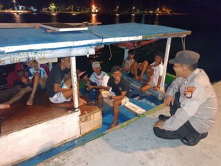 patroli-malam-dialogis:-polisi-sahabat-anak-berikan-himbauan-antitawuran-dan-antiradikalisme-di-pulau-panggang