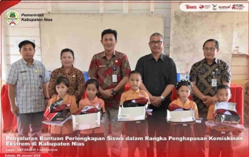 pemda-nias-salurkan-bantuan-perlengkapan-siswa-jenjang-sd-di-somolo-molo