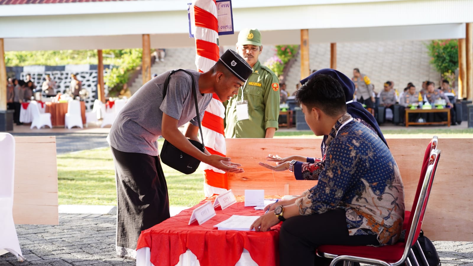 mantapkan-pengamanan-di-tps,-polda-sulbar-gelar-simulasi