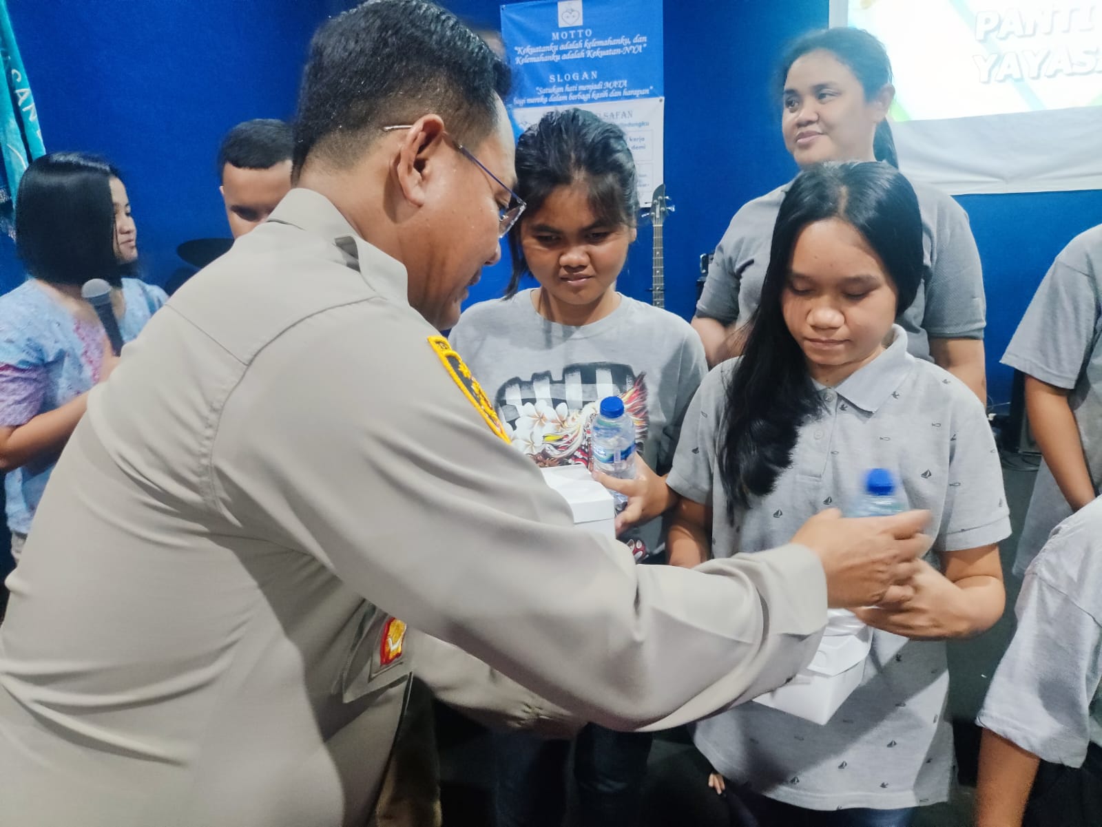 wujud-kepedulian-polri,-kapolsek-duren-sawit-kunjungi-anak-anak-penyandang-disabilitas.