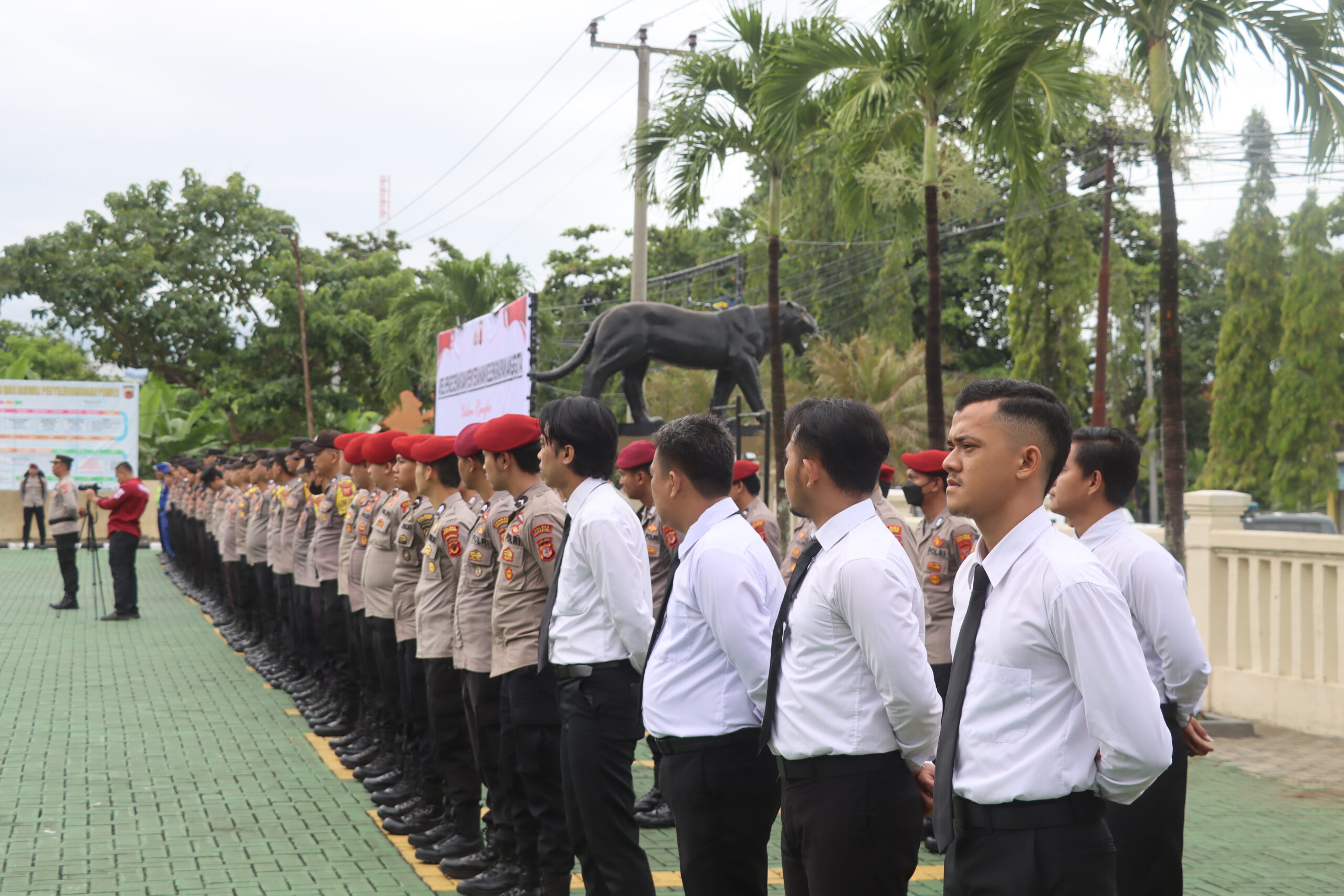 kapolres-sukabumi-serahkan-kelengkapan-anggota-tps-pemilu-2024-bagi-anggota-polres-sukabumi