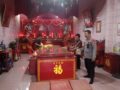 jelang-imlek-polisi-bantu-warga-bersihkan-rumah-ibadah-konghucu-pademangan-timur