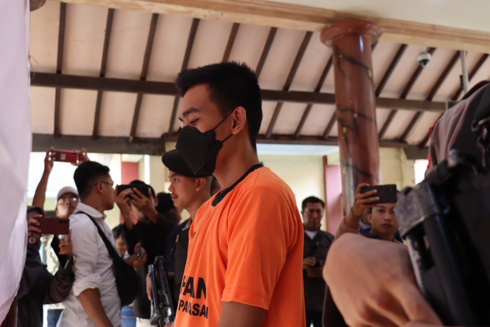 polres-pamekasan-gelar-konferensi-pers-ungkap-kasus-menyebarluaskan-pornografi-youtuber-kacong-arye