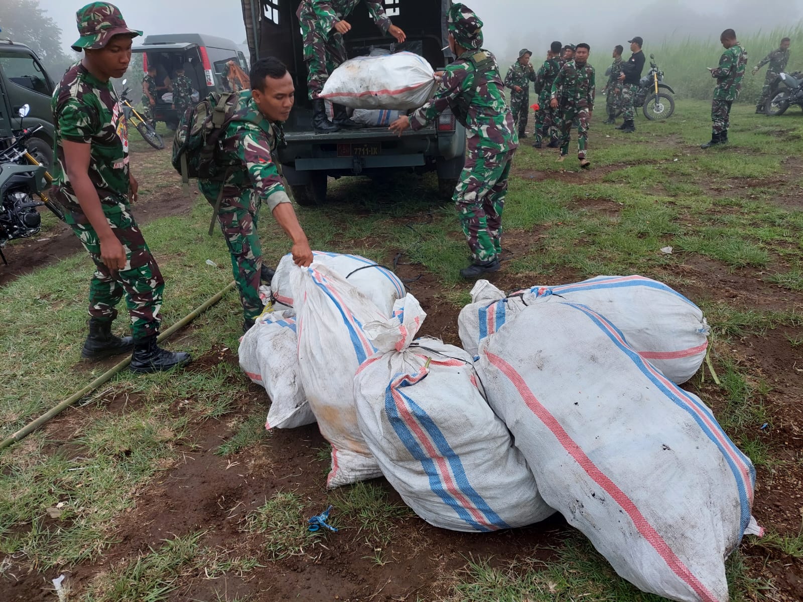 puluhan-personel-kodim-1615/lotim-semangat-turunkan-puluhan-karung-sampah-dari-pos-2-gunung-rinjani.