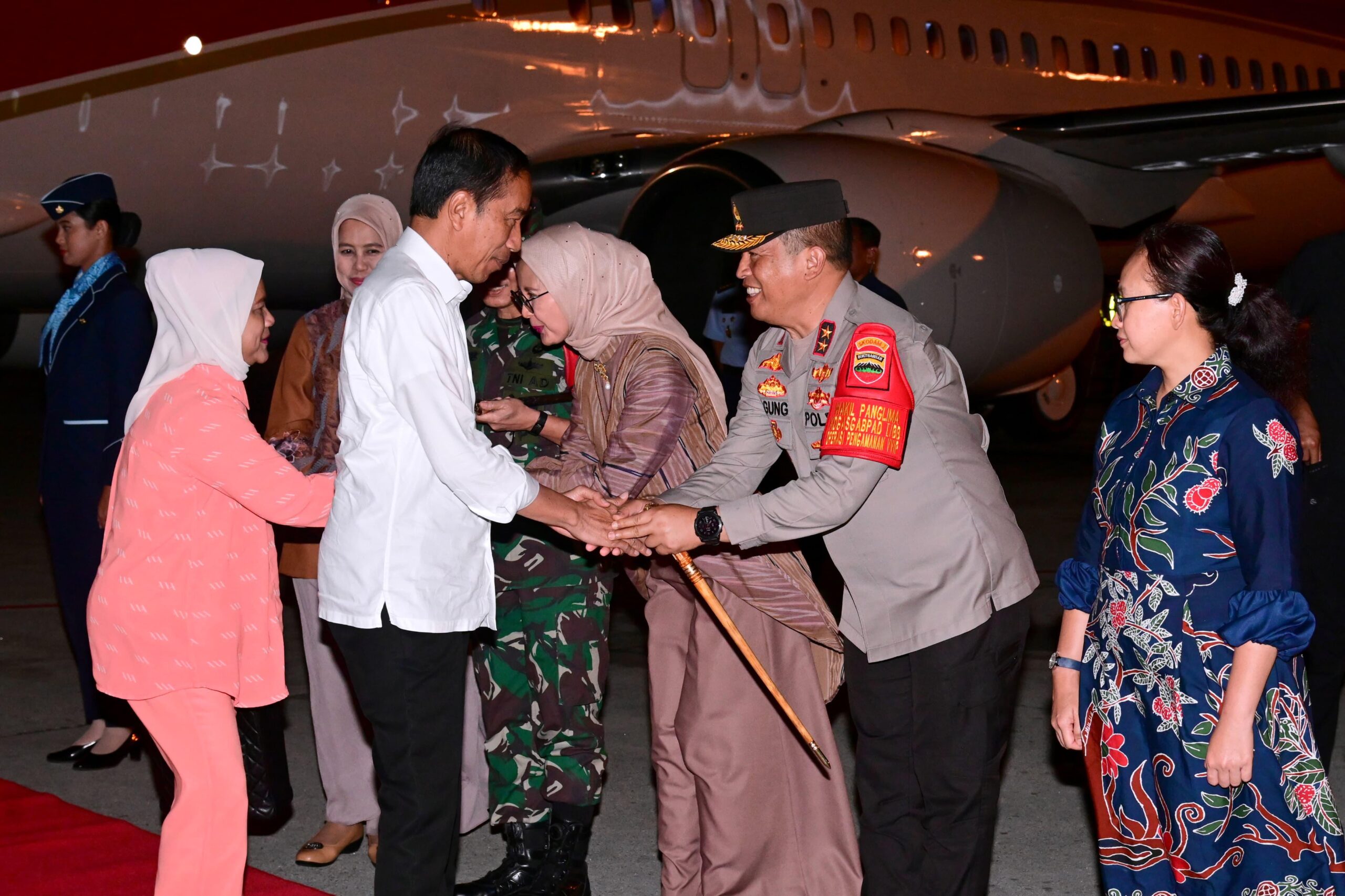 kapolda-sumut-sambut-kedatangan-presiden-ri-joko-widododi-bandara-kualanamu