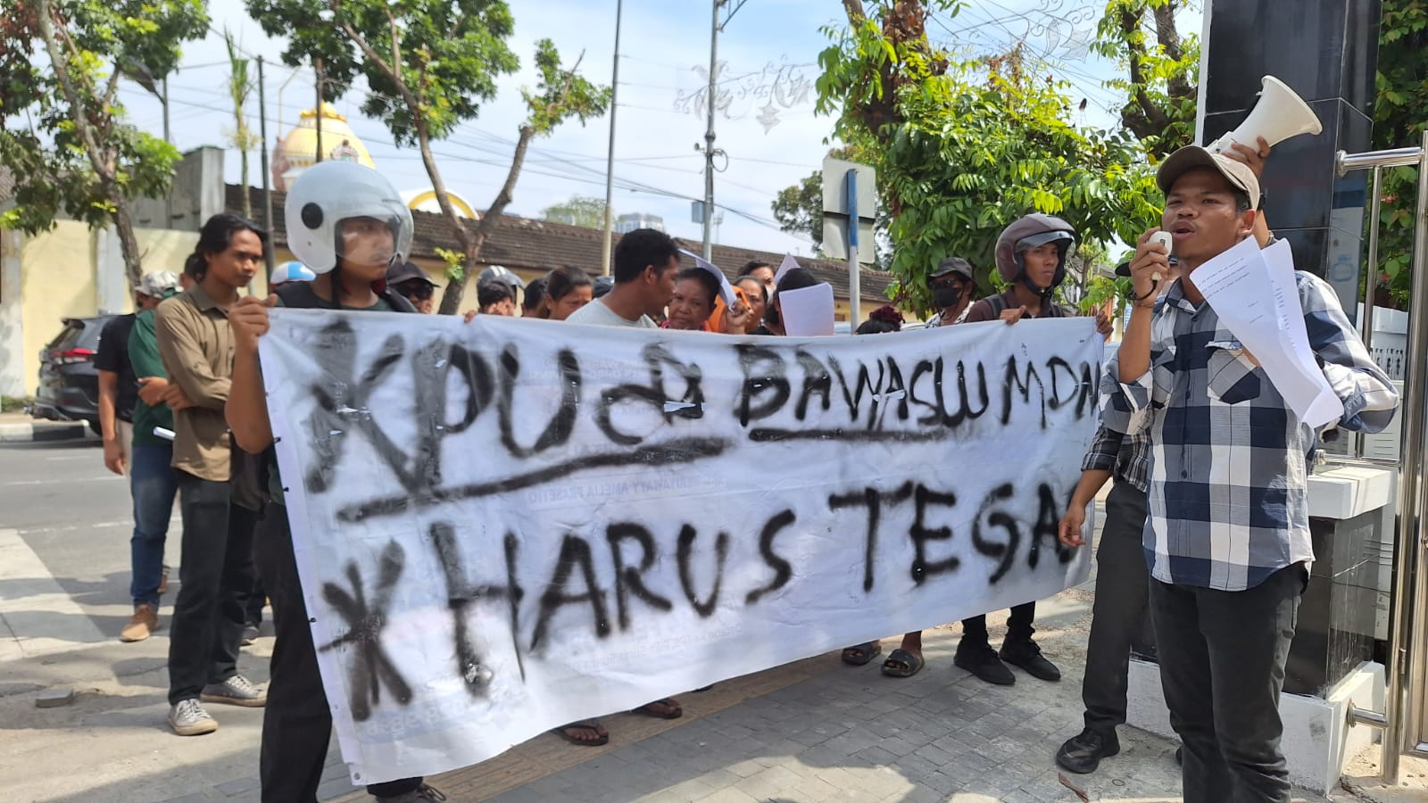 ratusan-mahasiswa-dan-masyarakat-aksi-damai-di-kpu-dan-bawaslu-medan-tuntut-penindakan-oknum-ppk-–-caleg-dapil-5-terindikasi-curang