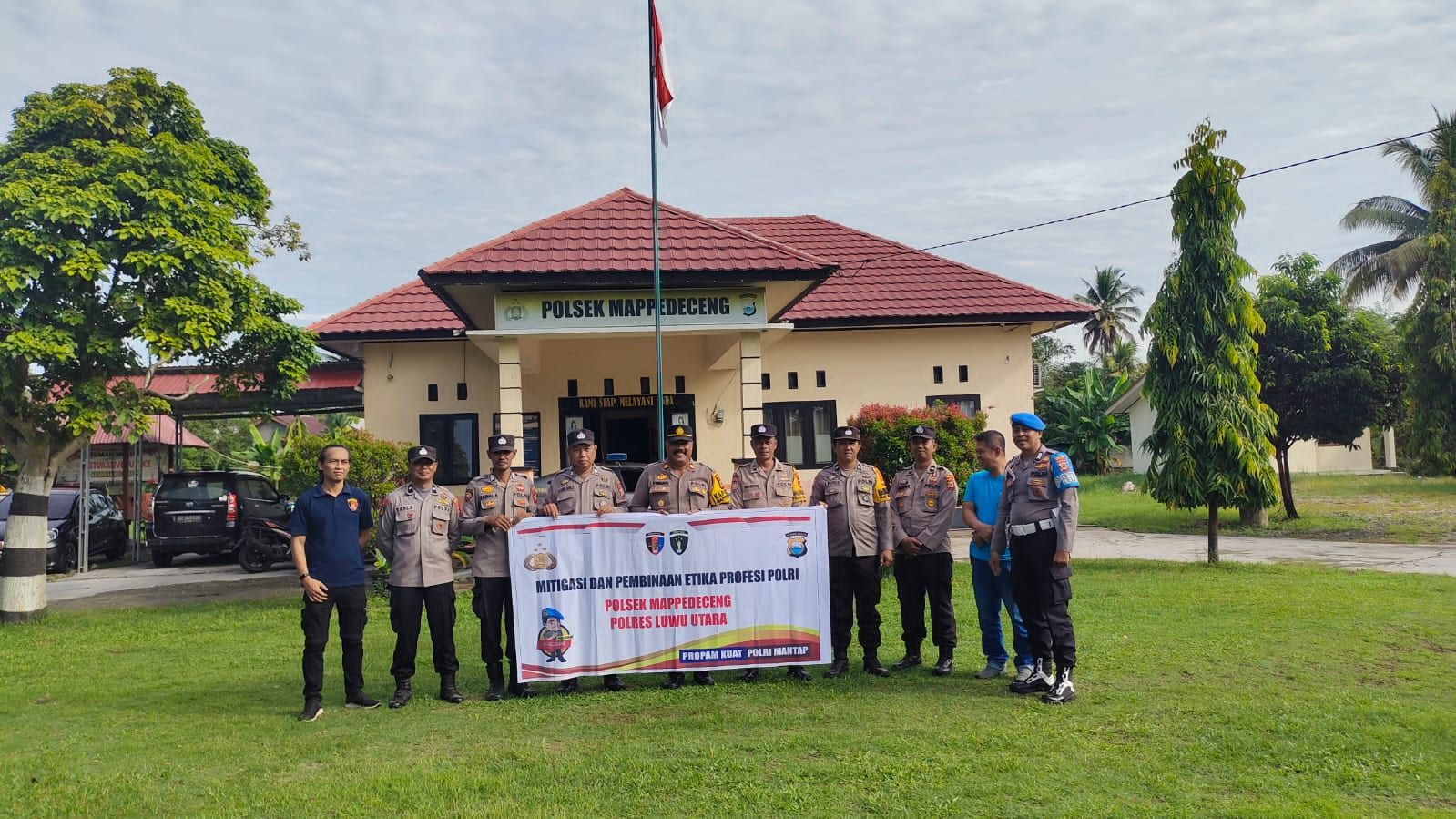 kapolsek-mappedeceng-pimpin-pembagian-perlengkapan-pengamanan-tps-pemilu-2024:-menjaga-keamanan-demokrasi-dengan-profesionalisme