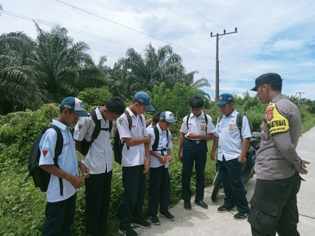 bhabinkamtibmas-polsek-bone-bone-menunjukkan-kepedeulian-terhadap-pelajar-yang-bolos-sekolah-di-desa-karondang