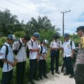 bhabinkamtibmas-polsek-bone-bone-menunjukkan-kepedeulian-terhadap-pelajar-yang-bolos-sekolah-di-desa-karondang