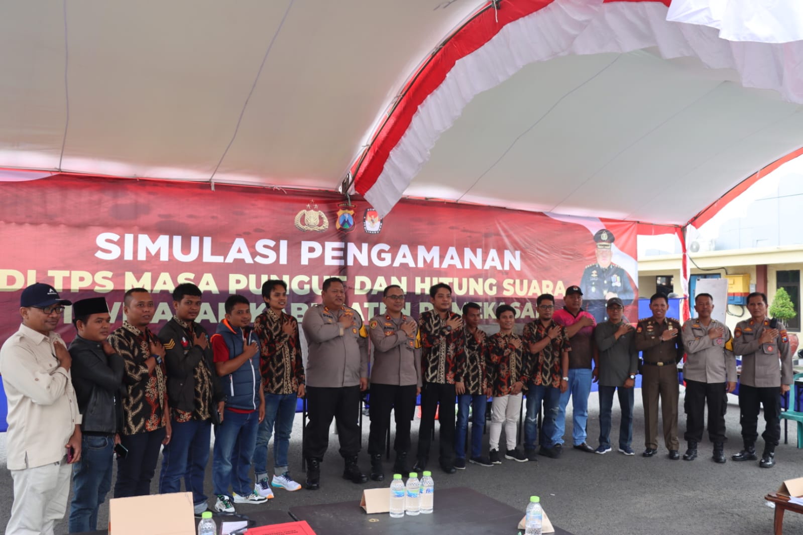 polres-pamekasan-gelar-simulasi-pengamanan-di-tps,-masa-pungut-dan-hitung-suara-pilpres-2024