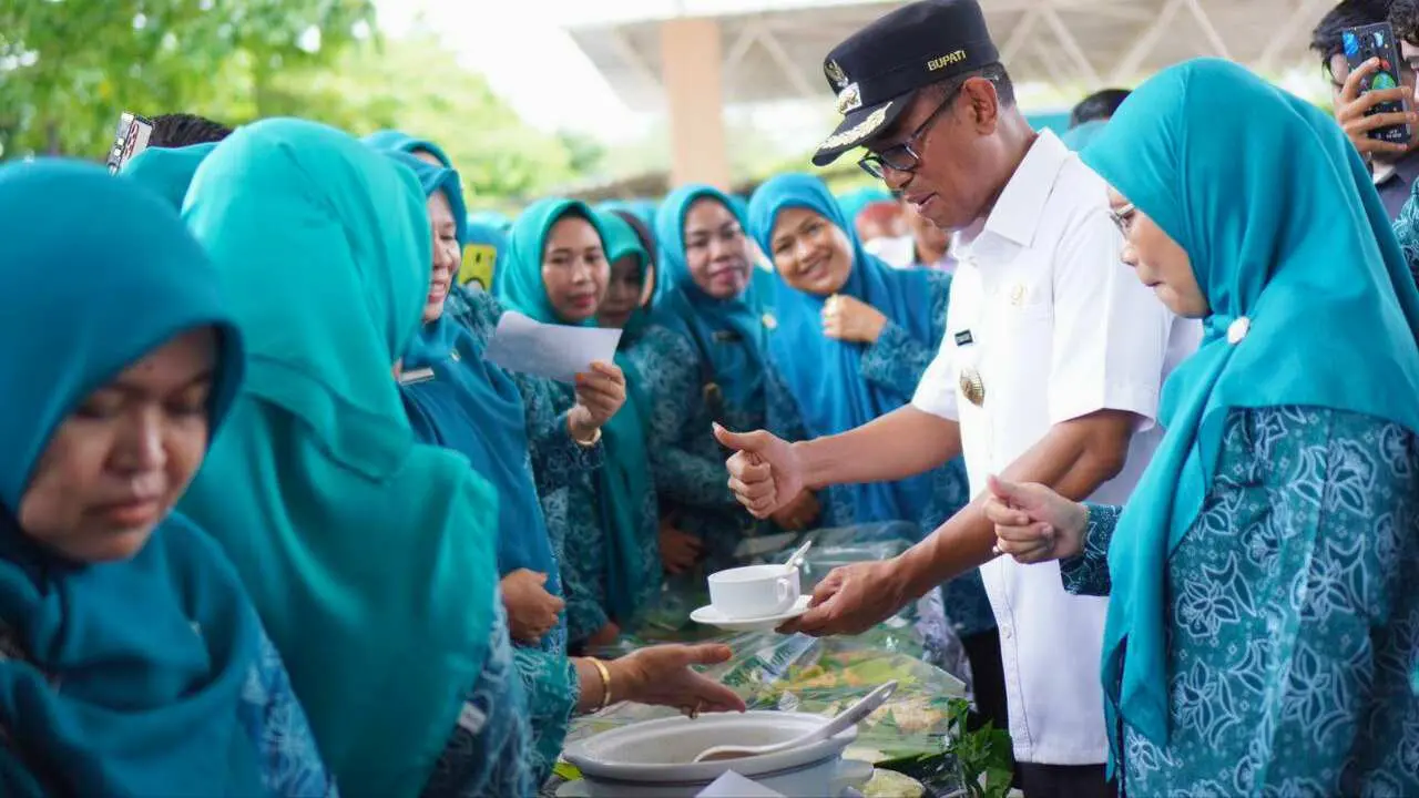 pj-bupati-takalar-–-pj-ketua-tp-pkk-buka-bazar-&-lomba-kreasi-olahan-makanan-berbahan-ikan-seafood-jagung