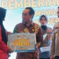 80-mahasiswa-unhas-terima-bantuan-dana-pendidikan-dari-kepolisian-ri