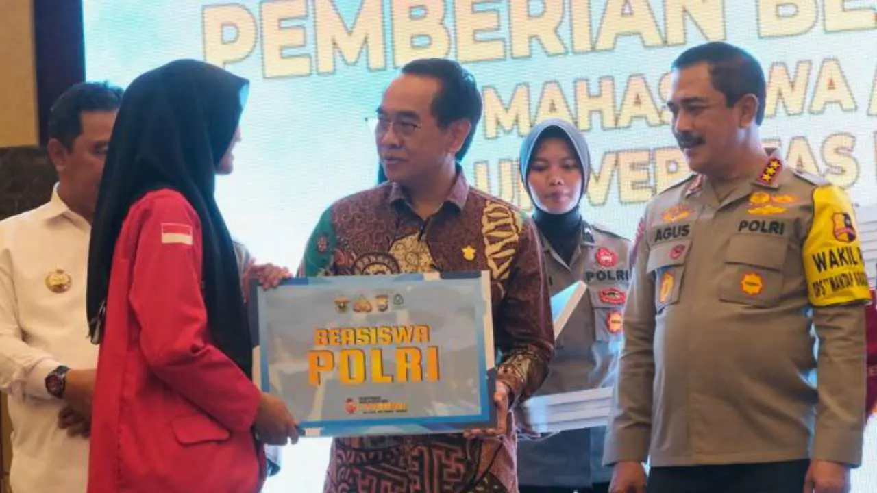 80-mahasiswa-unhas-terima-bantuan-dana-pendidikan-dari-kepolisian-ri