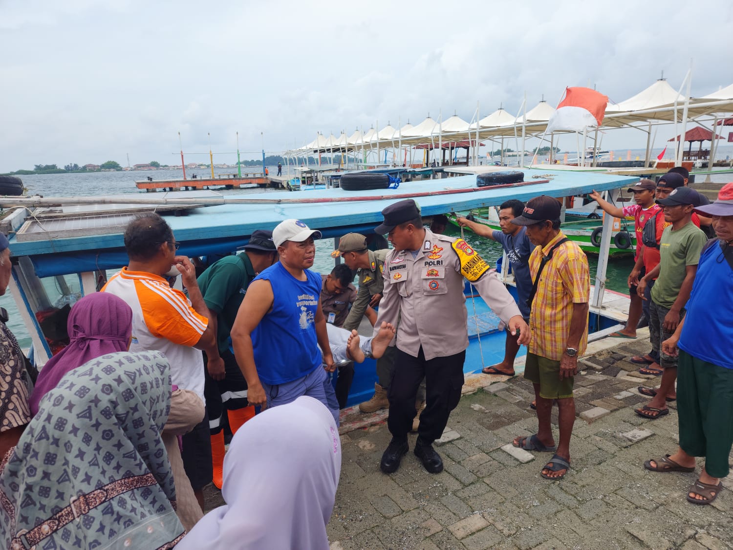 polisi-humanis:-bhabinkamtibmas-pulau-pramuka-bantu-evakuasi-warga-sakit-pulau-panggang-ke-rsud