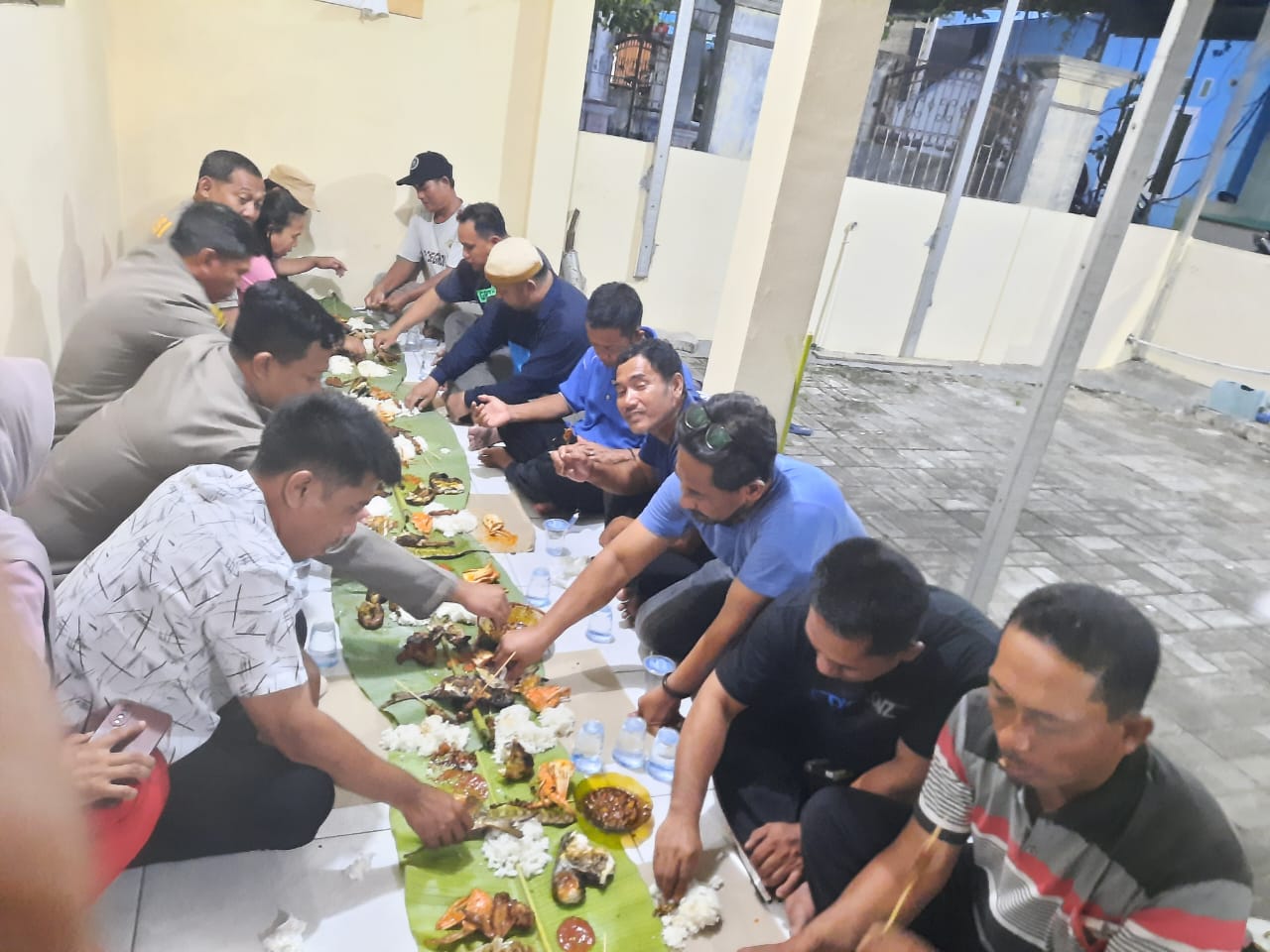 kapolsek-kepulauan-seribu-selatan-gelar-liwetan-bersama-tokoh-agama-dan-tokoh-masyarakat-pulau-lancang-untuk-membangun-kedekatan-dengan-polri